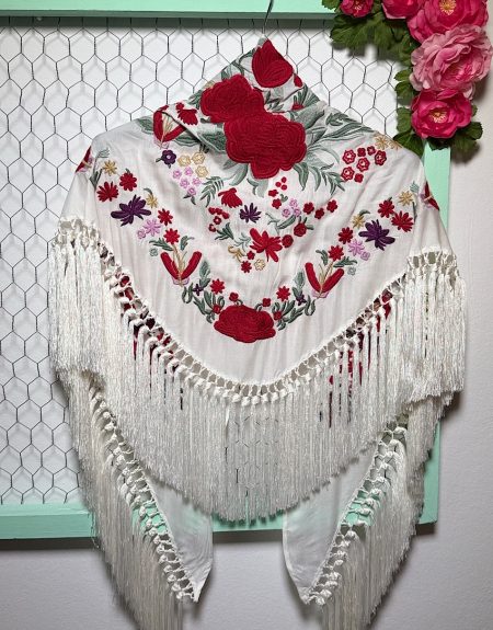 Mantoncillo blanco bordado rojo Cantillana