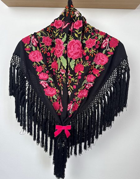 Mantoncillo enrejado negro bordado rosa Cantillana
