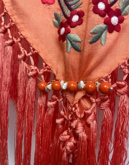 Broche naranja y piedra blanca
