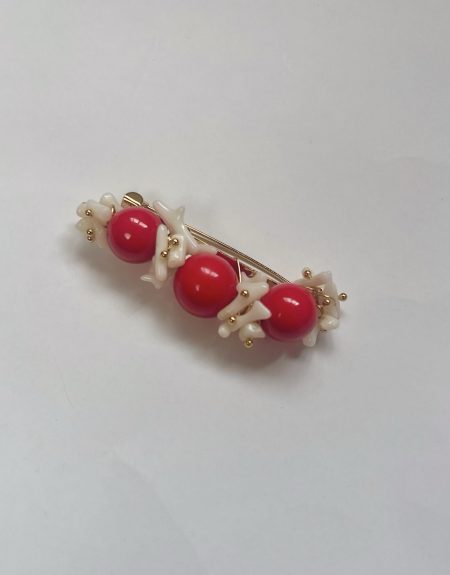 Broche rojo y coral blanco