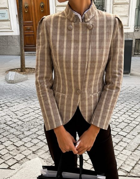 Chaqueta marrón cuadros abotonada