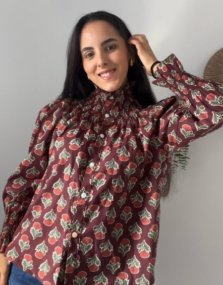 Blusa cuello alto burdeos